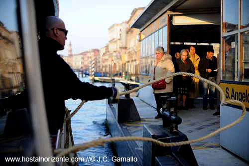 Amarrando vaporetto en gran canal de Venecia