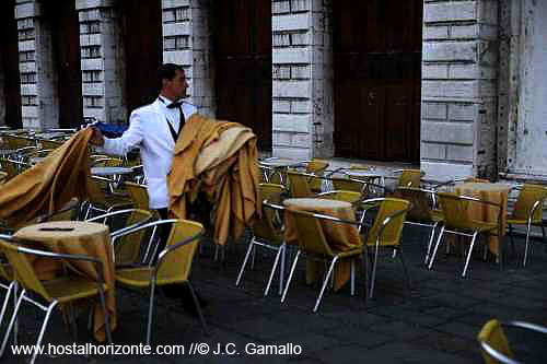 camarero plaza San Marcos en Venecia.