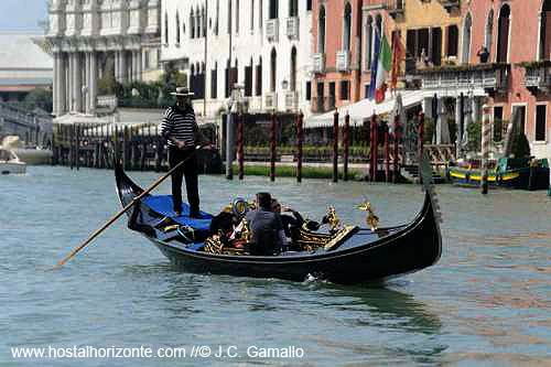 Gondola y gondolero en el Gran Canal de Venecia