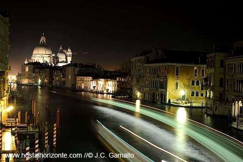 Gran canal de Venecia por la noche desde el puente de la Accademia