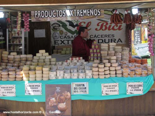 Gastronomía regional española quesos de Extremadura Plaza de Benavente Madrid Spain
