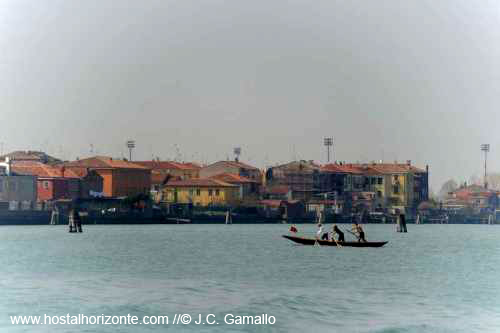 Barca con gondoleros en Venecia