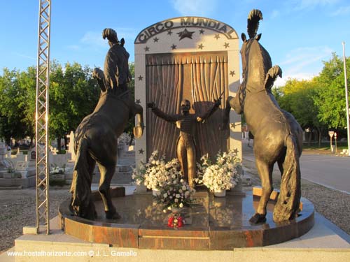 Tumba de Junior Cementerio de la Almudena  Dia de todos los santos Madrid Spain
