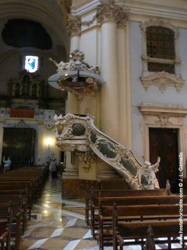 Iglesia de Santa Bárbara. Monasterio de las Salesas Madrid pulpito Spain
