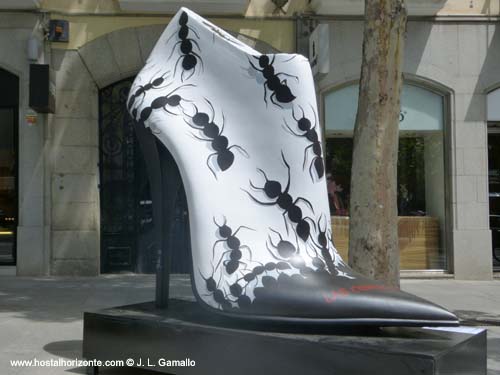 Zapatos gigantes calle serrano Madrid sunday shopping