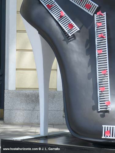 Zapatos gigantes calle serrano Madrid sunday shopping
